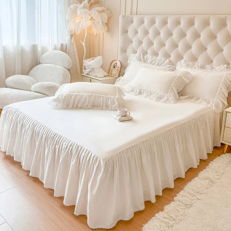 Parure de lit sur un lit avec coussins assortis
