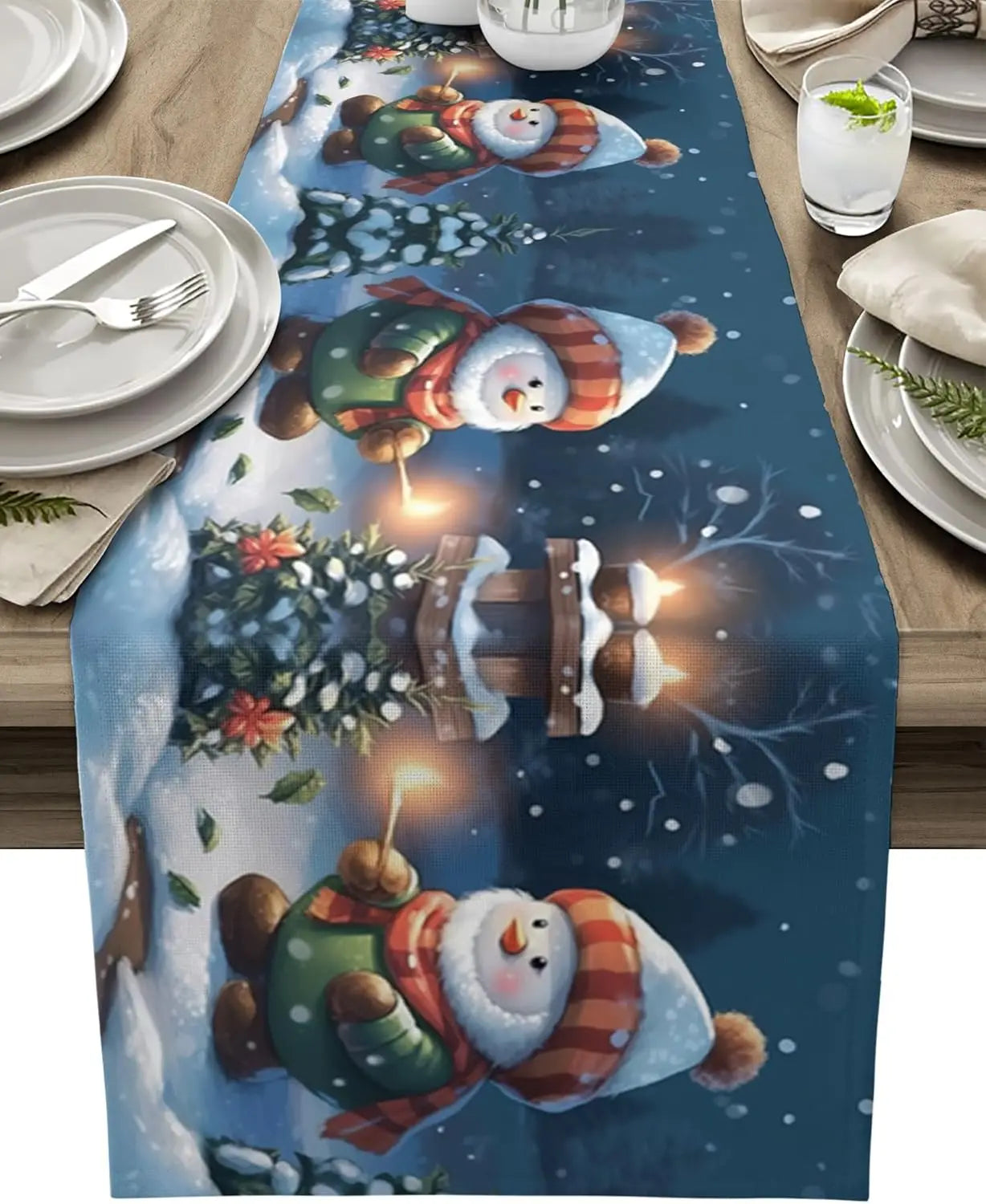 Décorations de table festives avec des figurines de bonhommes de neige joyeuses dans la neige.