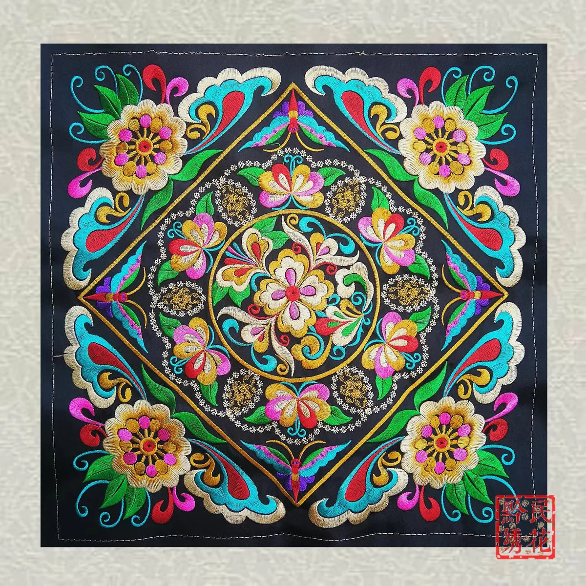 serviettes décoratives broderie florale multicolore coton artisanal traditionnel maison ethnique