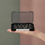 boîte rangement boucles oreilles noire grise texture fine pratique clips bijoux organiser