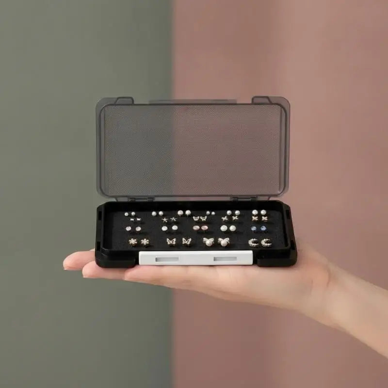 boîte rangement boucles oreilles noire grise texture fine pratique clips bijoux organiser