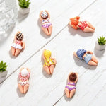 figurines résine personnes allongées peau claire vêtements colorés rayures pois léopard cartoon bijoux diy