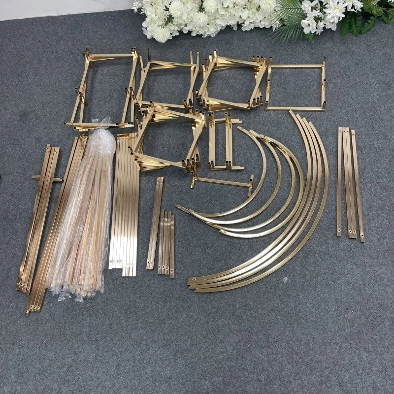 décoration mariage structure dorée arcs géométriques moderne élégante pièce fixations fleurs