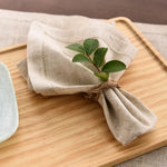 serviettes tissu lin brodé rustique beige feuilles vertes argentées fixations points cousus