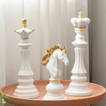 figurines échecs résine noir blanc décor salon classique chevaliers reines rois dorures intérieur