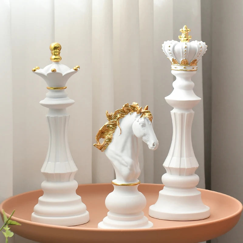 figurines échecs résine noir blanc décor salon classique chevaliers reines rois dorures intérieur