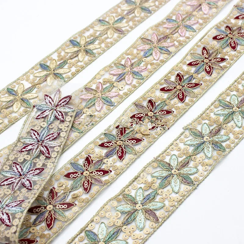 ruban décoratif fleurs brodées paillettes sequins dorés polyester mariage élégant beige marron vert bleu