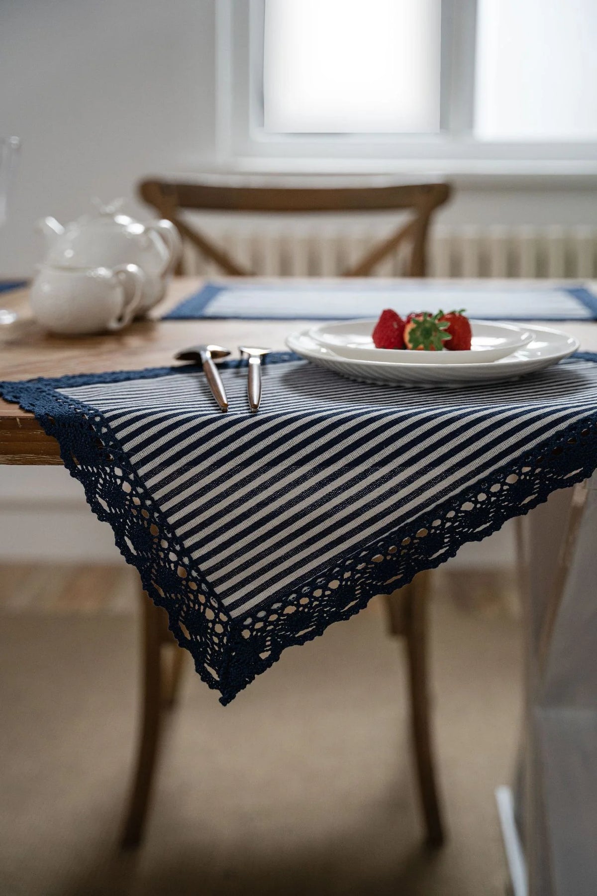 nappes table rayées dentelle rouge bleu marine blanc thème fêtes rustique traditionnel festive
