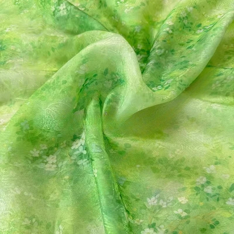 écharpe imprimée fleurs blanches fond vert classique polyester durable largeur 145cm