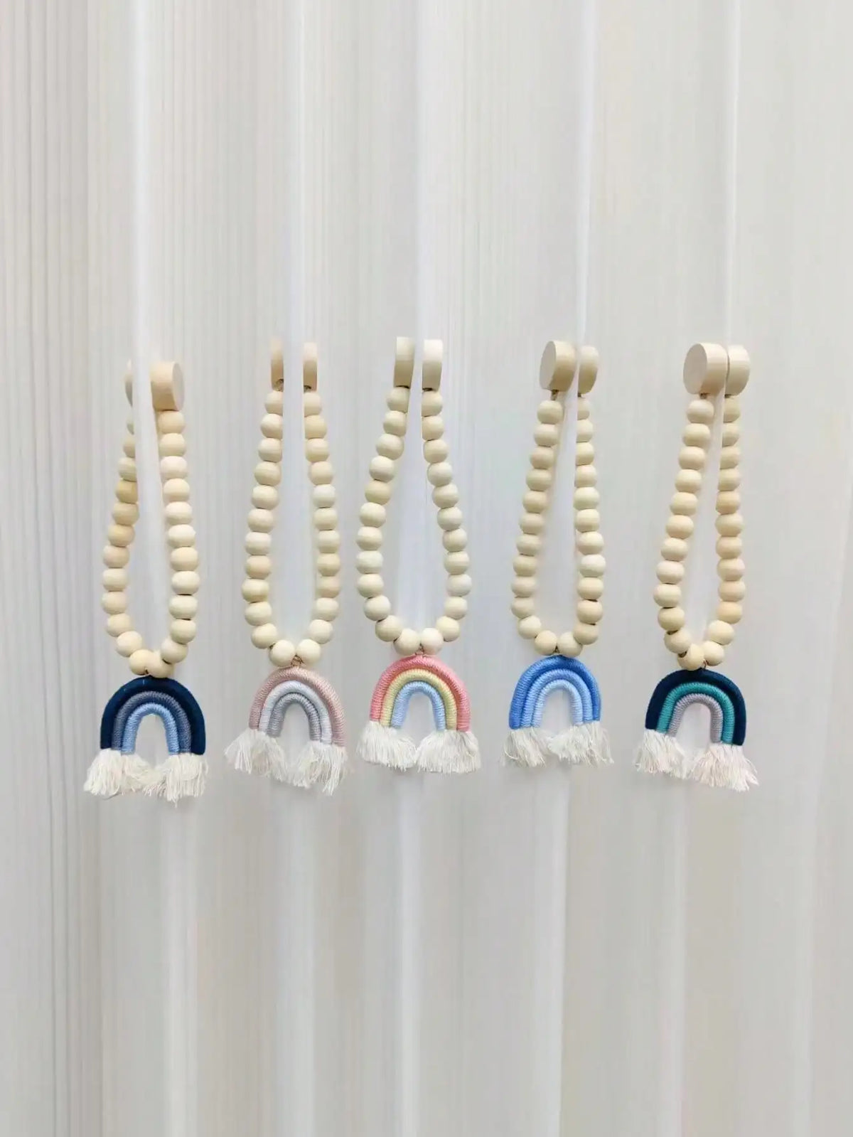rideau boho chic arc ciel blanc pompons fenêtre maison hospitalité
