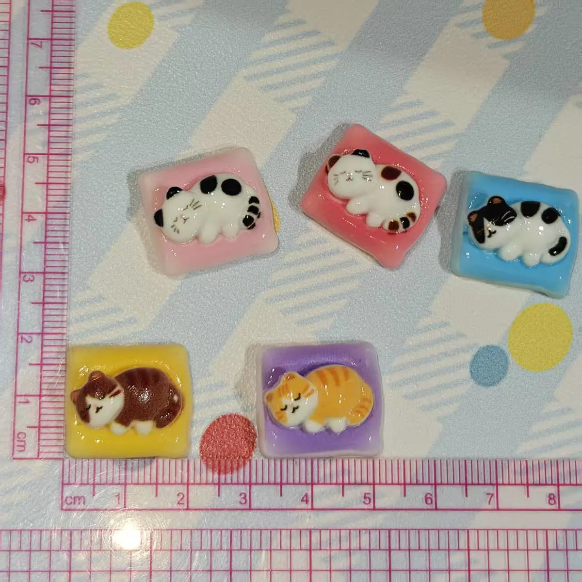 bijoux kawaii chats colorés cartoon modernes 20 30mm blanc bleu orange rose jaune