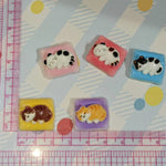 bijoux kawaii chats colorés cartoon modernes 20 30mm blanc bleu orange rose jaune