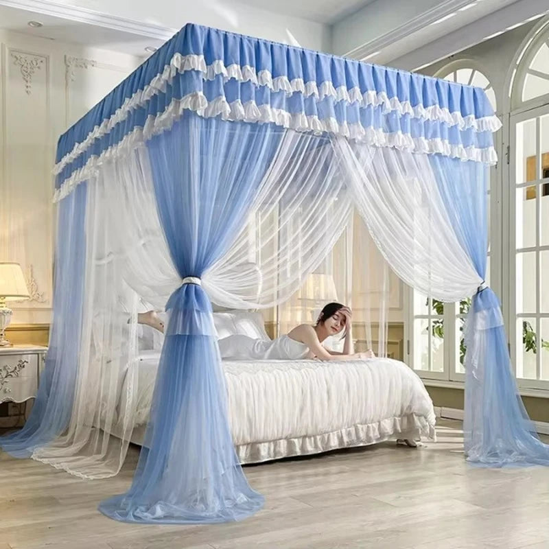Cette image présente un magnifique lit à baldaquin avec des rideaux bleus et blancs ornementés, créant une ambiance romantique et élégante dans une chambre aux allures de conte de fées.