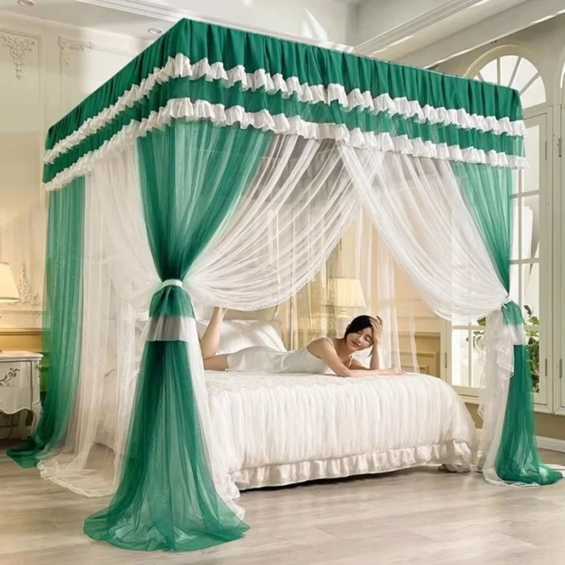 Le lit au design luxueux avec des rideaux verts et blancs offre un environnement élégant et relaxant.