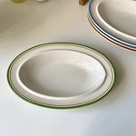 assiettes ovales céramique bordure bleue rouge classique blanc décor table cuisine