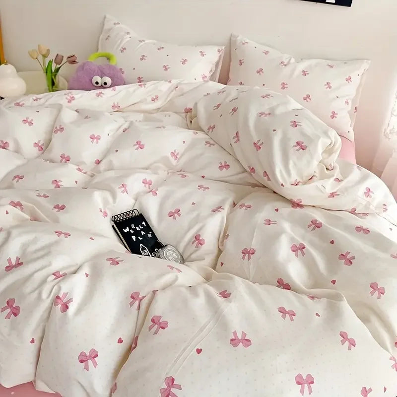 Vue de côté de l'ensemble literie rose dans une chambre décorée