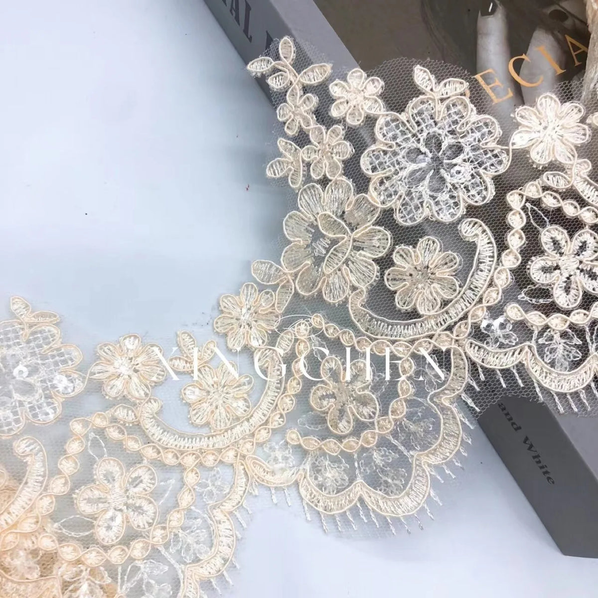 ruban dentelle fleurs sequins rose pâle beige clair bordure dentelée élégant brodé polyester opacité