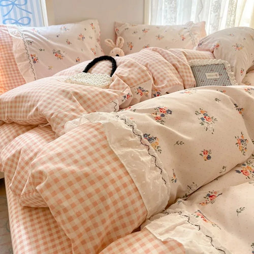 ensemble literie vintage floral rose clair fleurs multicolores taies d'oreiller couvre lit ornements romantique