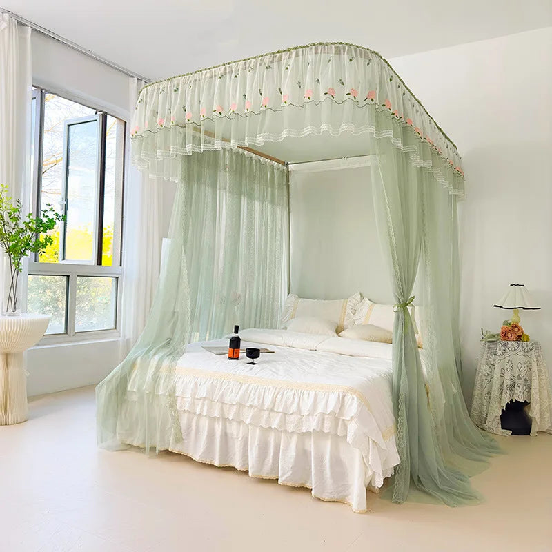 Un lit à baldaquin élégant et romantique avec de magnifiques rideaux en dentelle, niché dans une chambre lumineuse et spacieuse, créant une atmosphère sereine et apaisante.