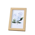 cadres photo bois clair marron modernes minimalistes suspensions posées impressions florales