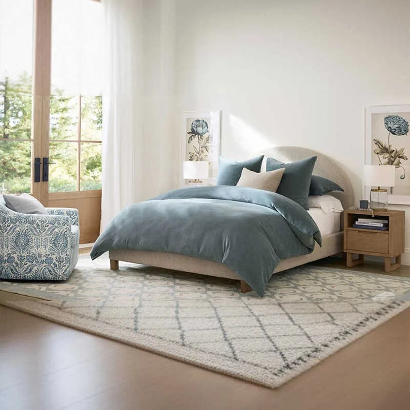 lit rembourré moderne tête arrondie tapis géométrique tables nuit boisclair