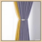 Rideau velours double face violet semi-ombrage dans un salon