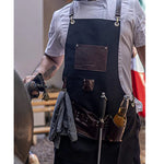 Tablier de cuisine pour homme porté lors d'une préparation culinaire