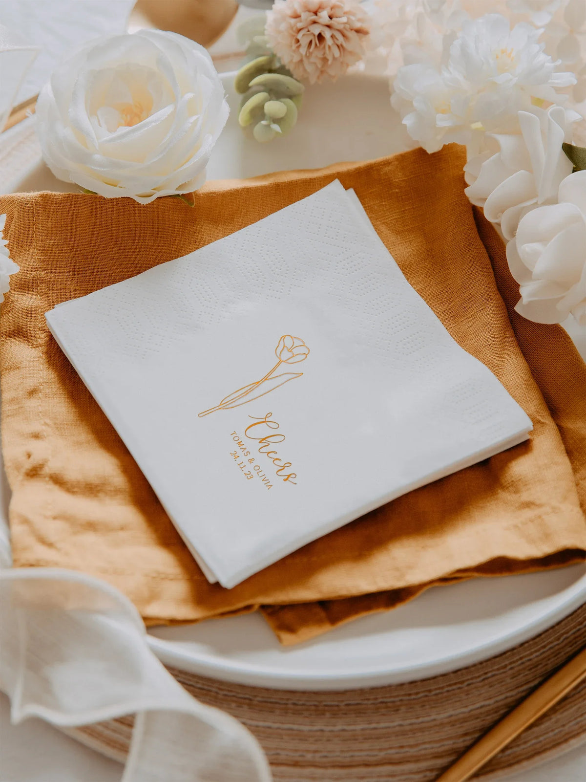 serviettes papier personnalisables cocktail luncheon blanc noir bleu imprimées doré élégantes textes fleurs stylisées