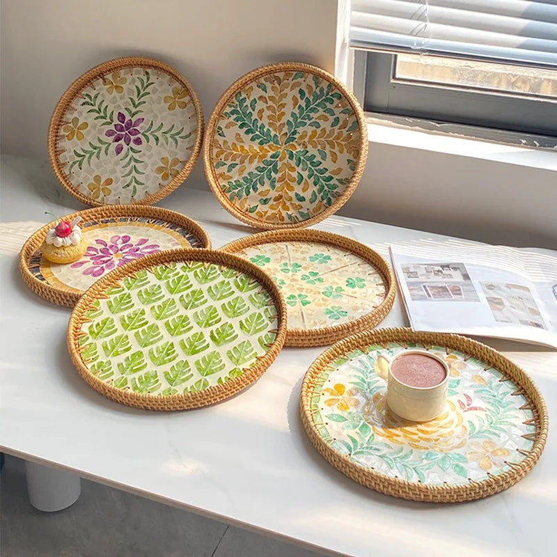 assiette plate décorative rotin tressé motif fleurs boho rustique couleur naturelle