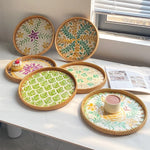 assiette plate décorative rotin tressé motif fleurs boho rustique couleur naturelle