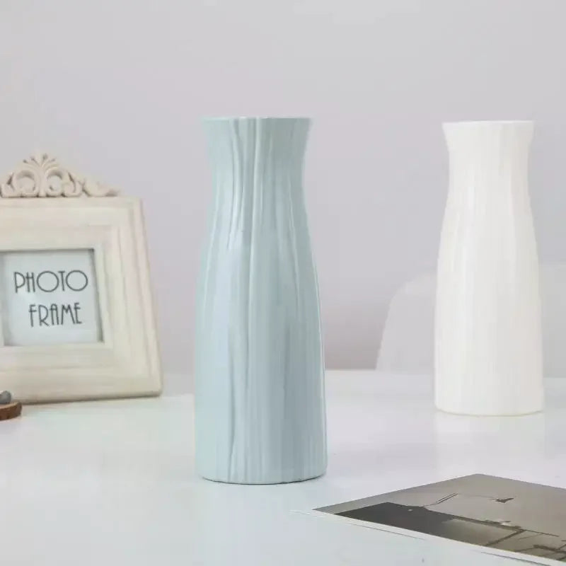 vases decoratifs modernes minimalistes rose bleu vert blanc lignes verticales texturées fleurs artificielles