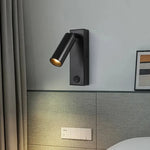 Applique murale LED blanche au-dessus d'une table de chevet en chambre