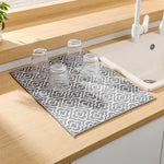 tapis cuisine gris blanc motif géométrique moderne assiettes verres couverts bol cuillère assaisonnement 50cm