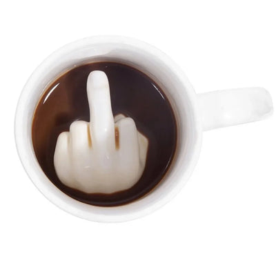 Tasse à café design doigt du milieu blanche sur fond neutre