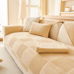 Un canapé confortable et douillet, avec des coussins en motif abstrait, dans un intérieur lumineux et chaleureux.