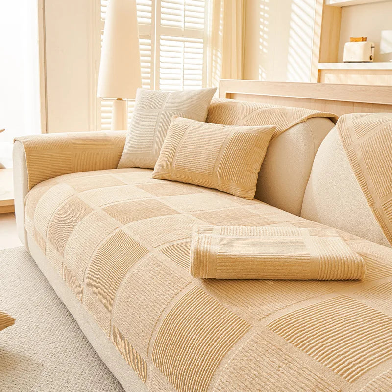 Un canapé confortable et douillet, avec des coussins en motif abstrait, dans un intérieur lumineux et chaleureux.