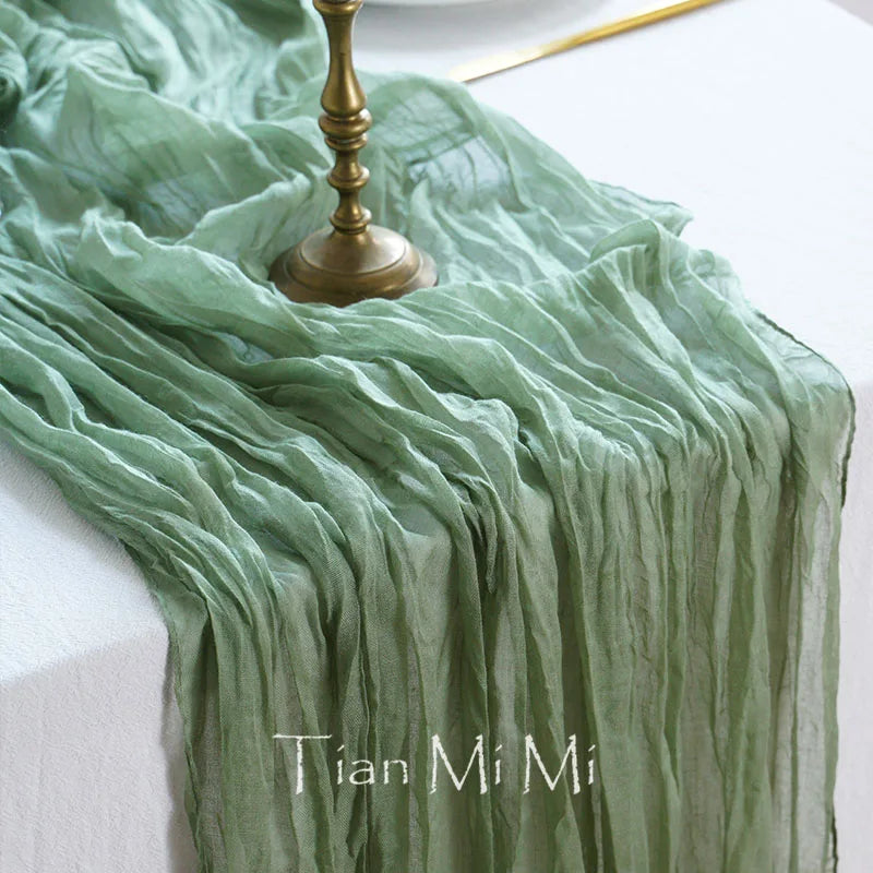 Le châle vert froissé et texturé avec des motifs graphiques fait partie de la collection Tian Mi Mi, créant une atmosphère chaleureuse et raffinée.