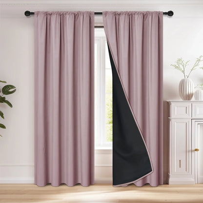 Image montrant des rideaux de fenêtre de luxe en textile de polyester rose et violet. Le traitement de la fenêtre comprend des rideaux de haute qualité, rehaussés par des détails sublimes. Ces rideaux ajoutent une touche vibrante et élégante à tout décor de maison.