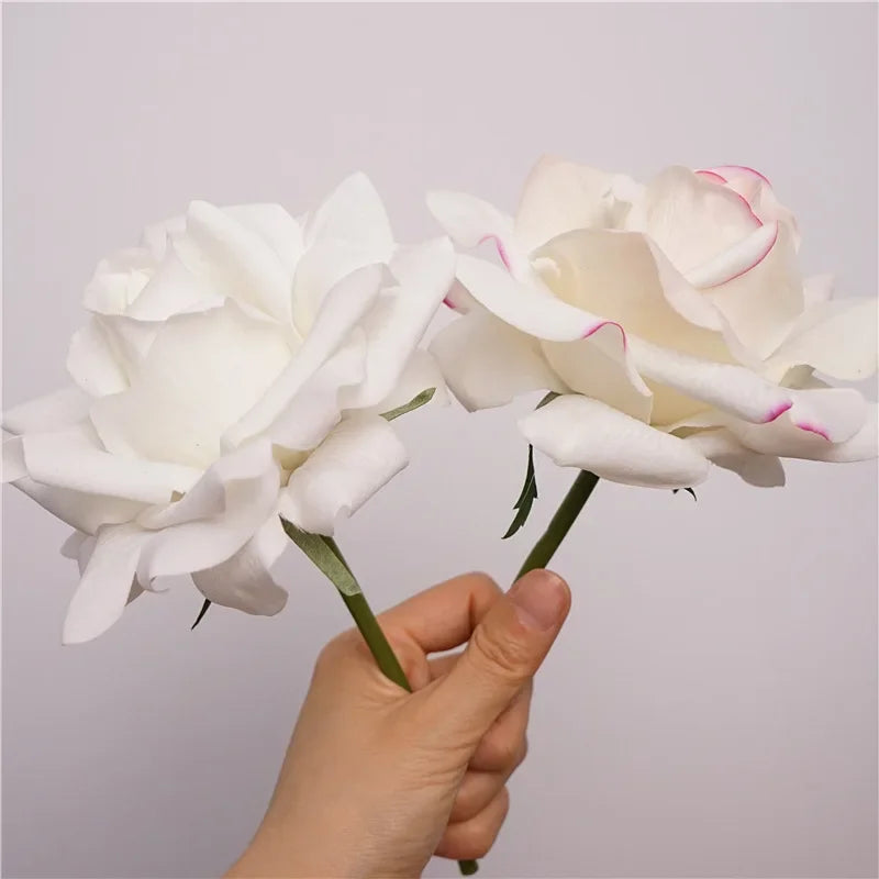décoration intérieure bouquet roses artificielles blanc rose clair détails fins réaliste erotique anniversaire mariage