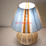 lampe table moderne rustique abat jour tissu rayures marron base rotin bleu clair