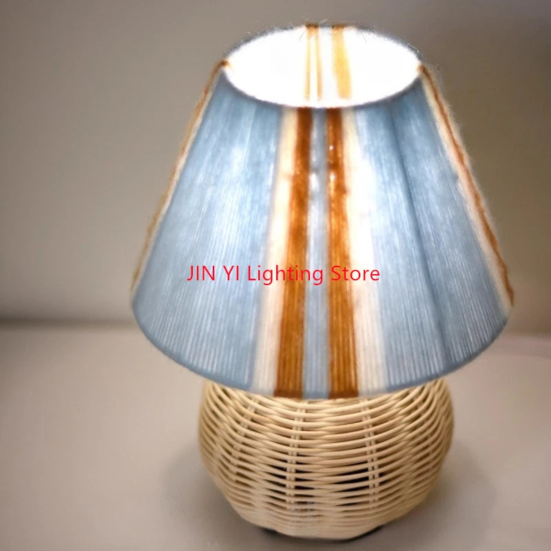 lampe table moderne rustique abat jour tissu rayures marron base rotin bleu clair