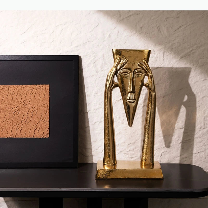 Sculpture dorée abstraite visage humain art africain vase fleurs séchées tableau texture rugueuse