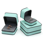 boîtes bijoux cuir beige turquoise intérieur noir moderne emballage présentation anneaux haute qualité