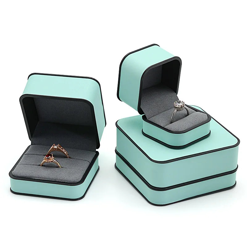 boîtes bijoux cuir beige turquoise intérieur noir moderne emballage présentation anneaux haute qualité