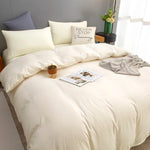 Ensemble literie beige dans une chambre décorée