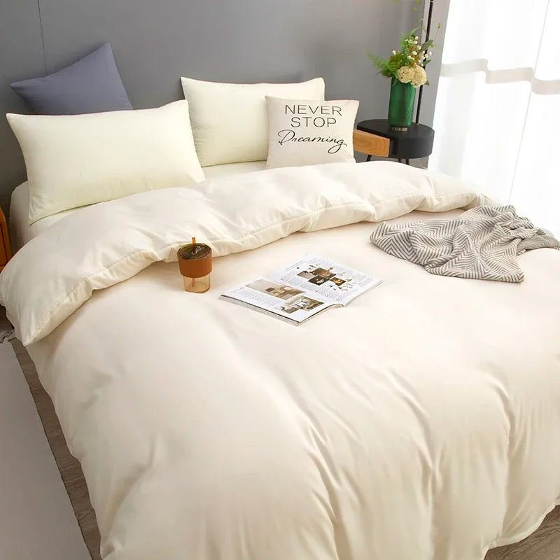 Ensemble literie beige dans une chambre décorée