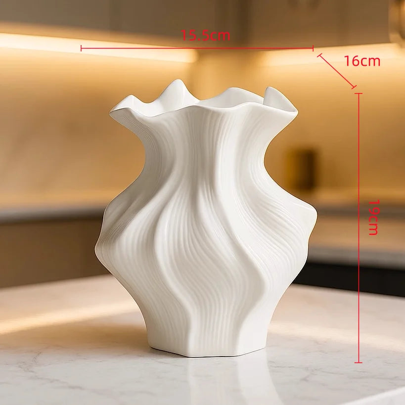 vase porcelaine blanc noir moderne sculptural abstrait plis irréguliers strié fleurs