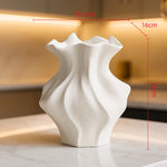 vase porcelaine blanc noir moderne sculptural abstrait plis irréguliers strié fleurs