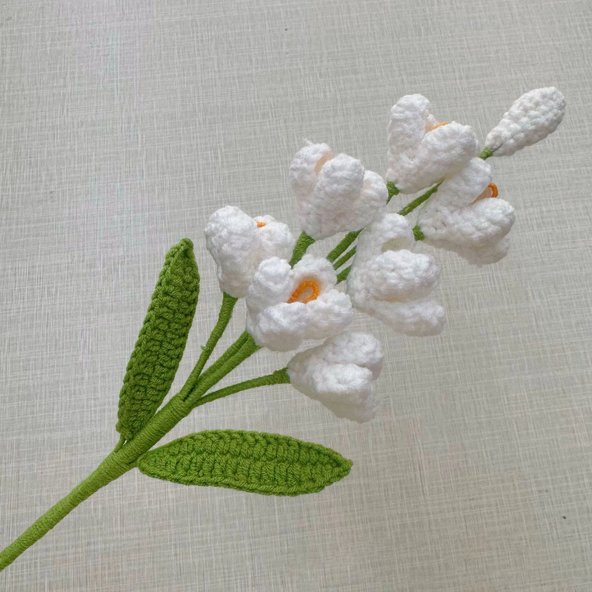 décoration intérieure multicolore fleurs tricotées artisanale jaune vert rose blanc violet tricot