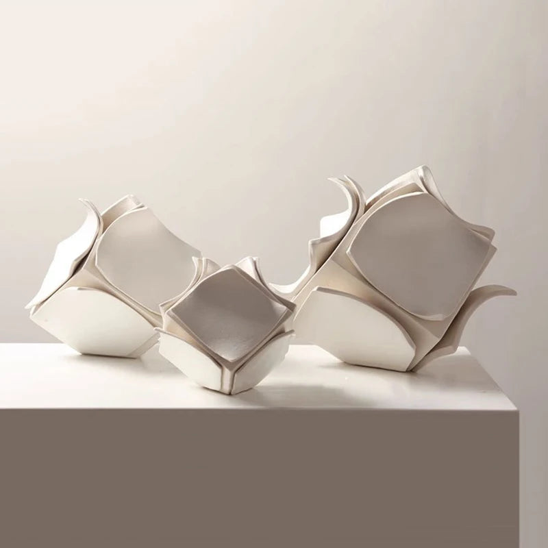 vases intérieurs modernes métal gris blanc décoratifs table élégants sculpturaux fleurés